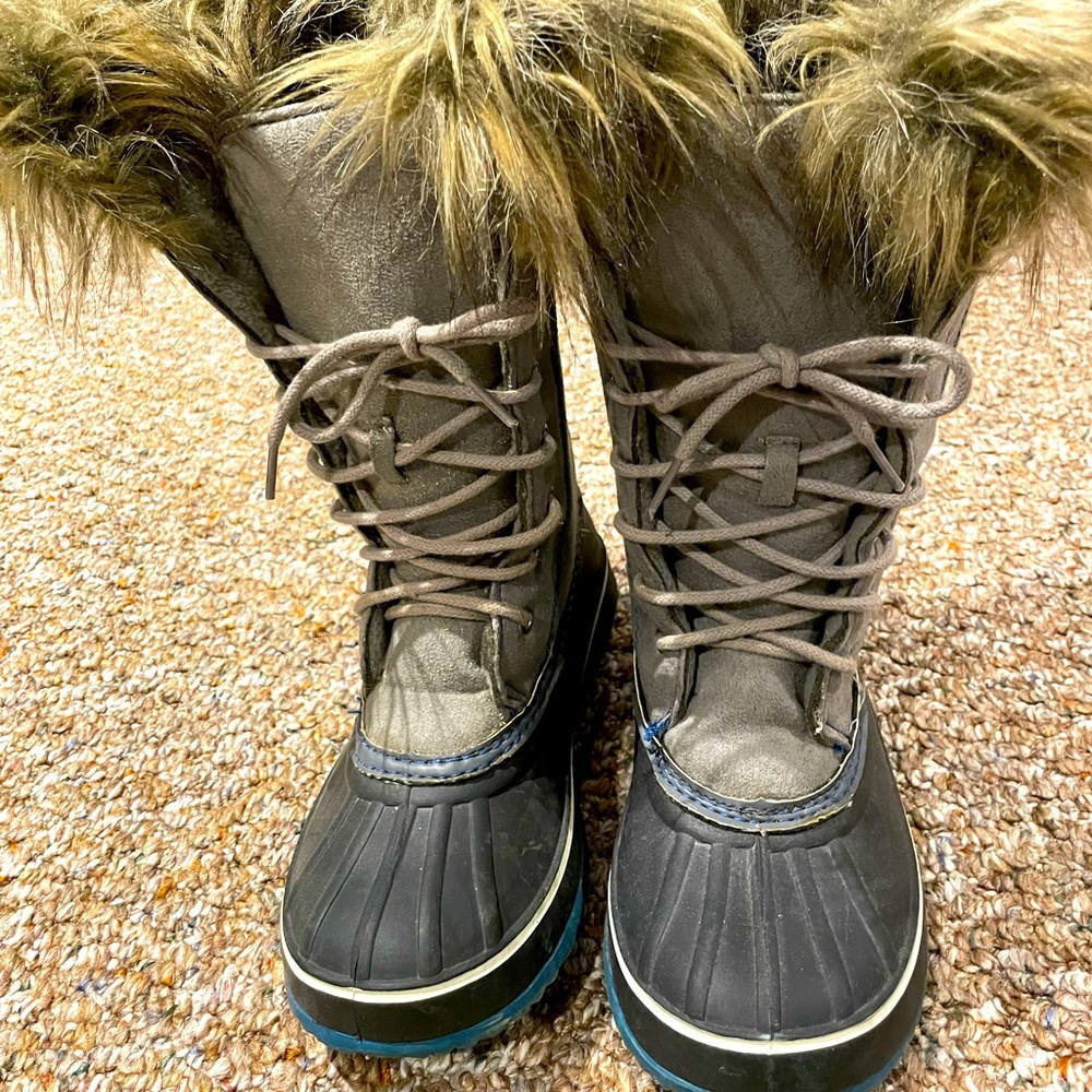 Snow boots with Thinsulate. Very warm and comfortable. Worn a few times.